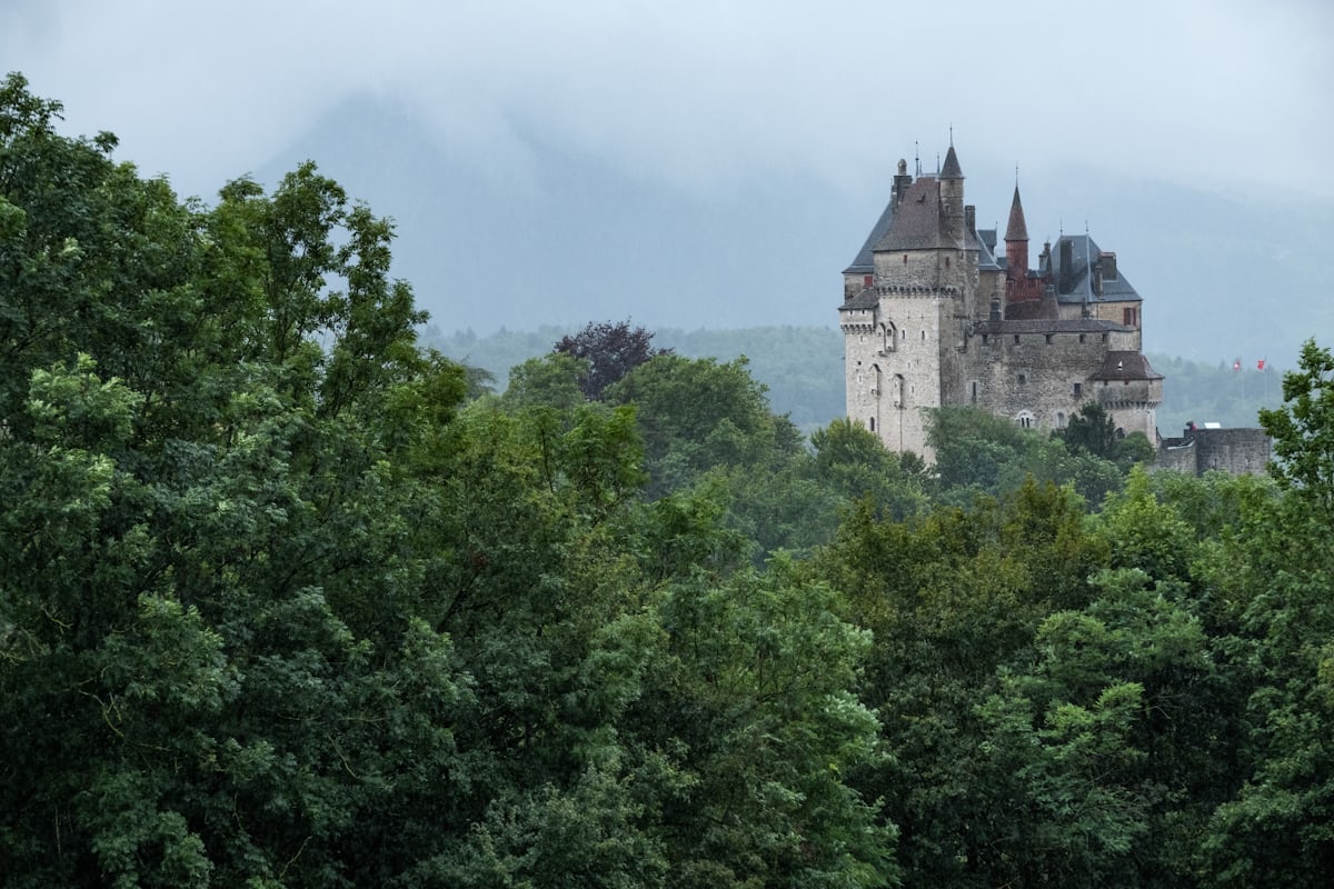 Château de Miolans sur son éperon rocheux, Saint-Pierre-d'Albigny, Savoie