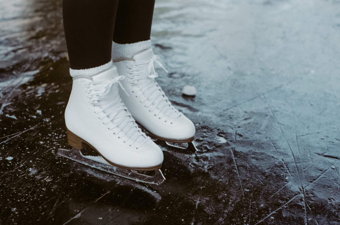 Patins blancs sur la patinoire de La Rosière, Haute-Tarentaise