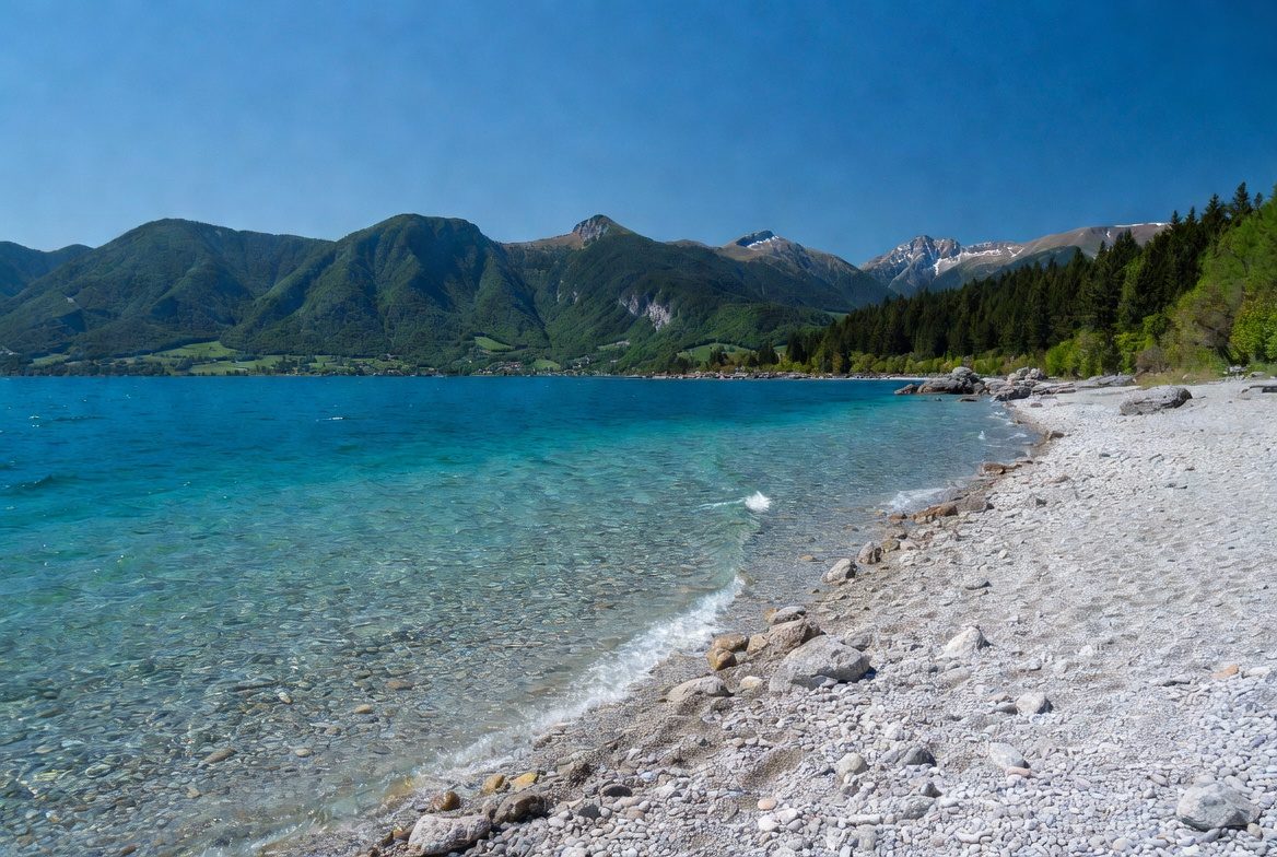Plage des Mottets, la rive sud-est du Lac du Bourget, Savoie