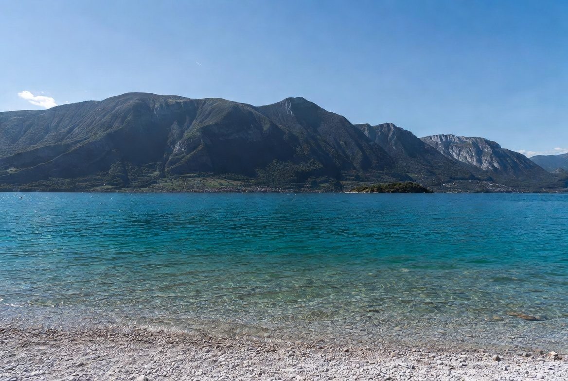 Plage de Conjux, la rive nord-ouest du Lac du Bourget, Savoie