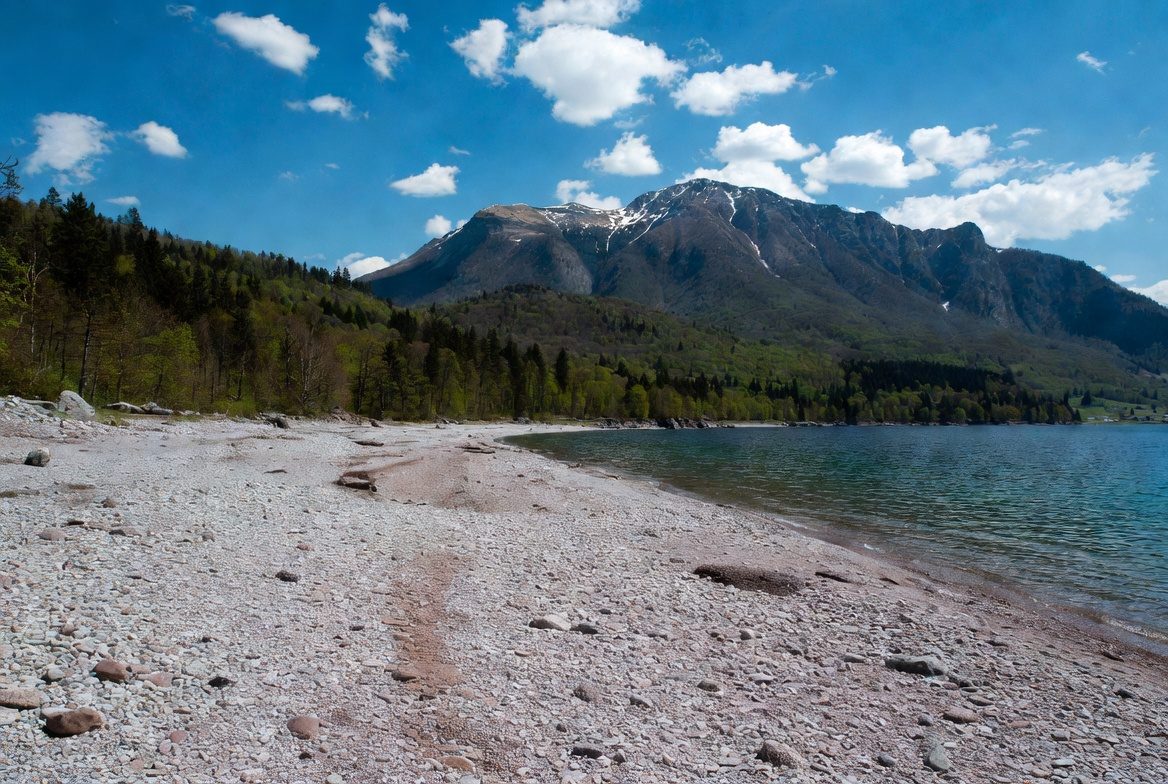 Plage du Sougey au bord du lac d'Aiguebelette, Saint-Alban-de-Montbel