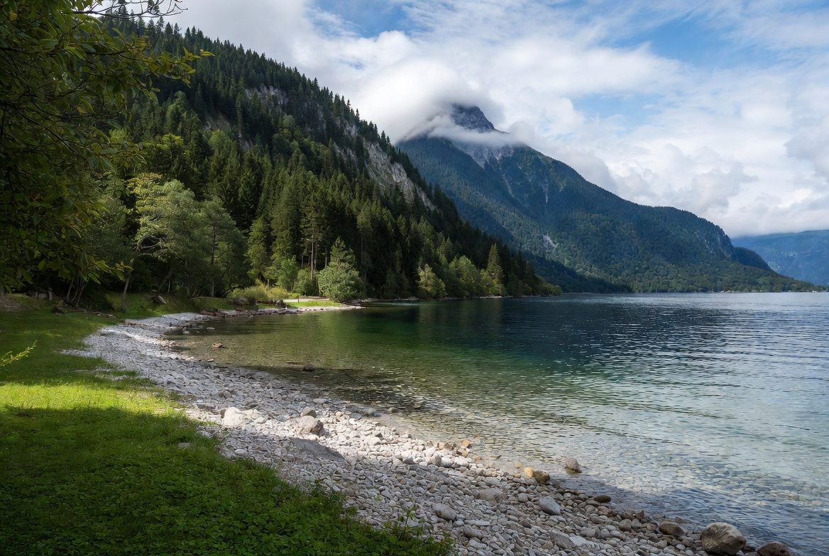 Plage d'Aiguebelette-le-Lac au bord du lac, Savoie