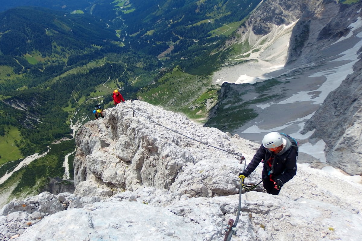 Câble et arête rocheuse sur une via ferrata de Chartreuse