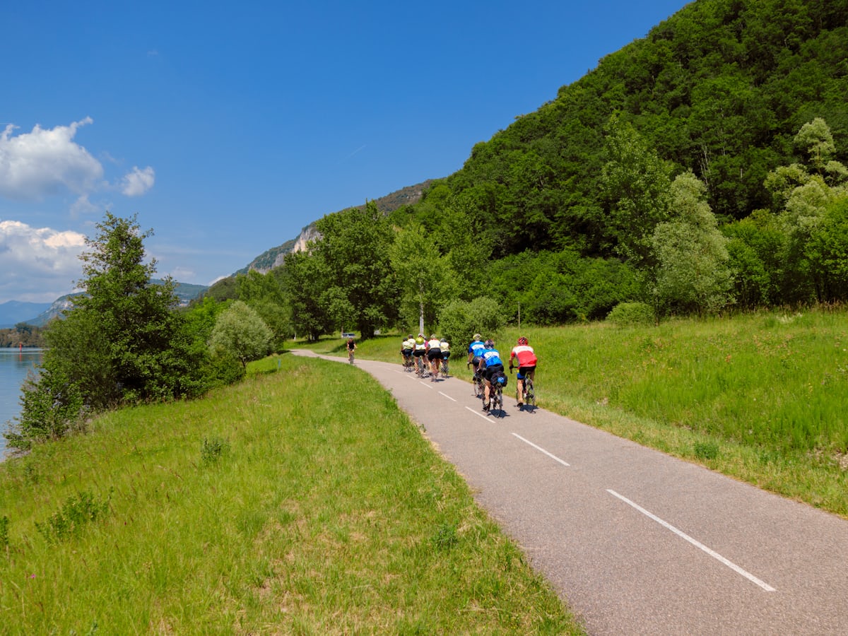 Véloroute au bord du lac du Bourget en Savoie