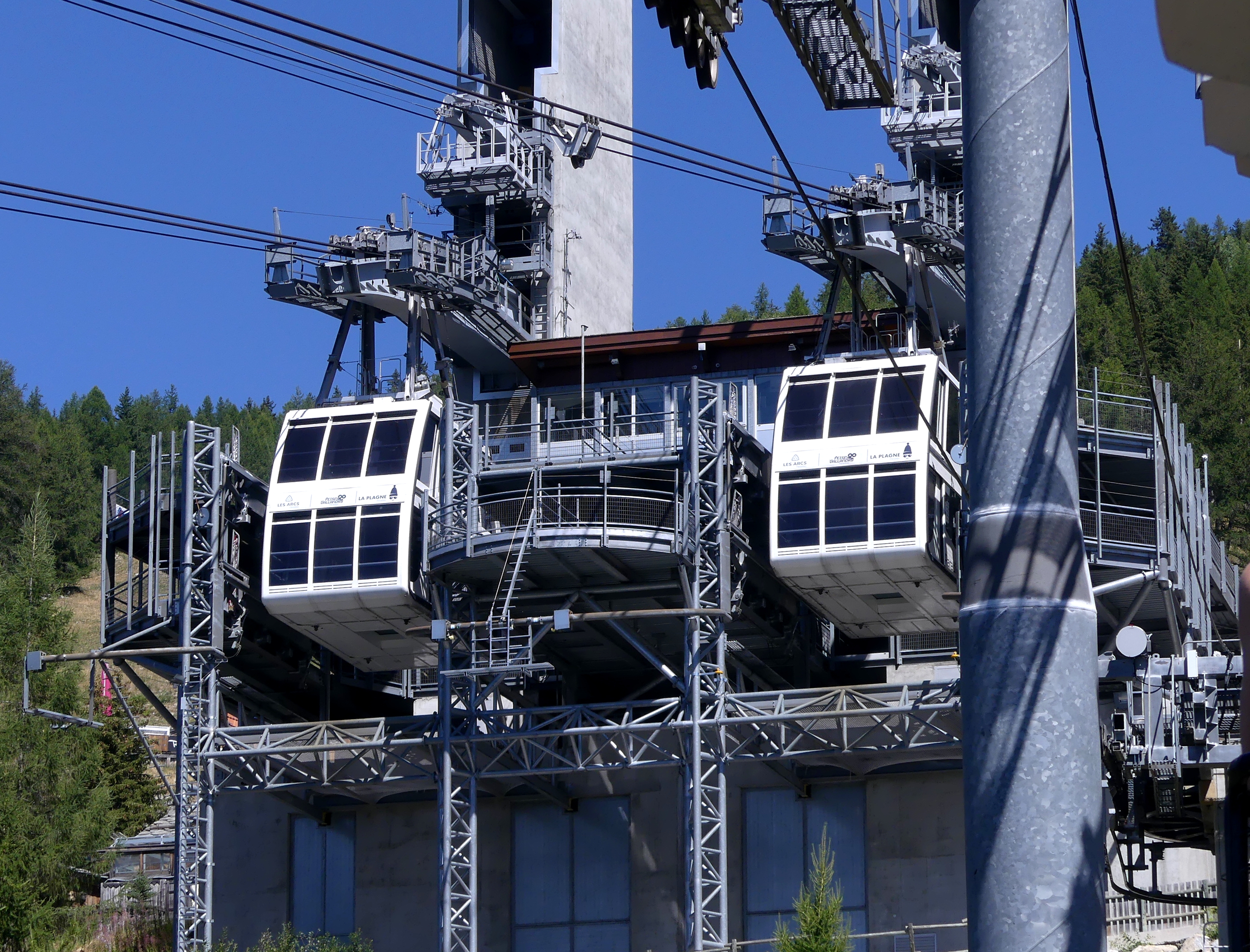 Téléphérique Vanoise Express au-dessus de la vallée du Ponturin, Savoie